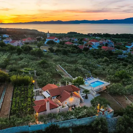 Villa Agape - Three Bedroom On 15k M2 Olive Grove - Incredible 360 View - Free Parking - Private Pool And Jacuzzi Mirca (Brac)